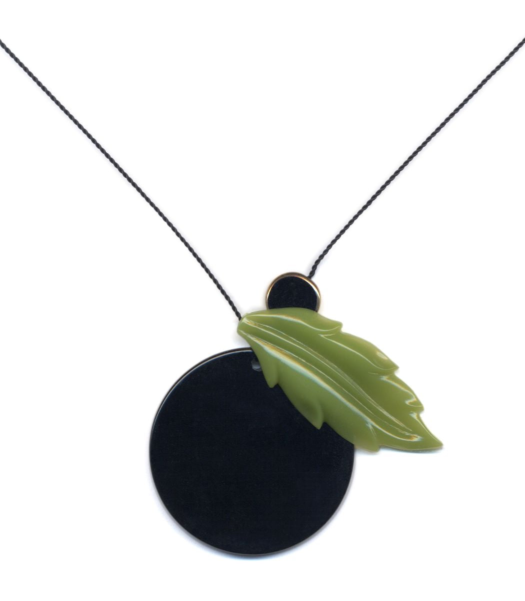 N2217 Peeking Necklace